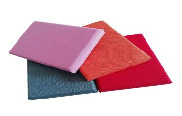Bilera-aretoetan soinua xurgatzeko taula-materialak erabiltzea